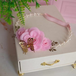 Trama em fio de cobre banhado e pérolas .